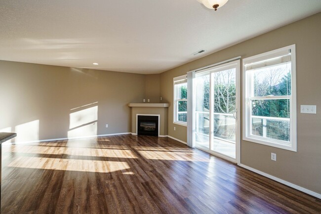 Building Photo - 3 Bedroom 2.5 Bath Duplex -Quick Easy Acce...