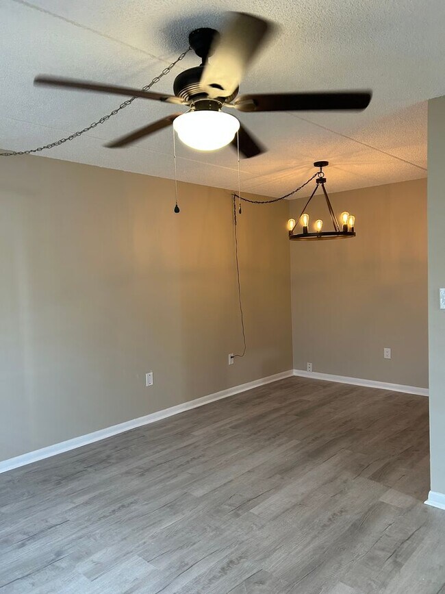 Building Photo - 300 N Dewey St