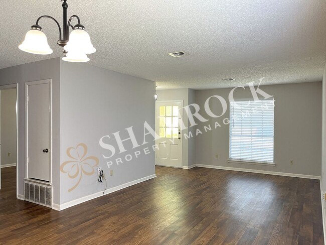 Building Photo - Convenient location close to shopping and Hwy 6!