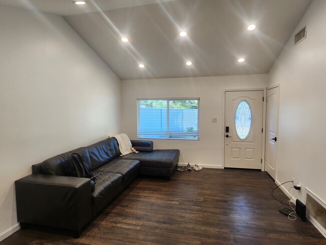 Building Photo - 8956 Salmon Falls Dr