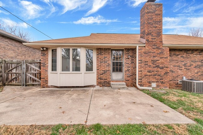 Building Photo - PRE-LEASING! 3 Bed / 2 Bath in south central Springfield
