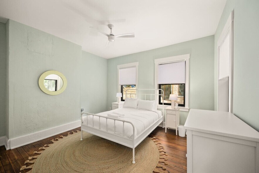 Building Photo - 1918 Vine St