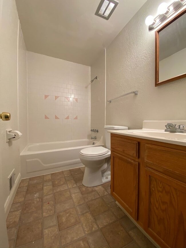 Building Photo - Lovely Hemlock Square 2BR Townhouse with Great Natural Light and Central Air!! Call Today!