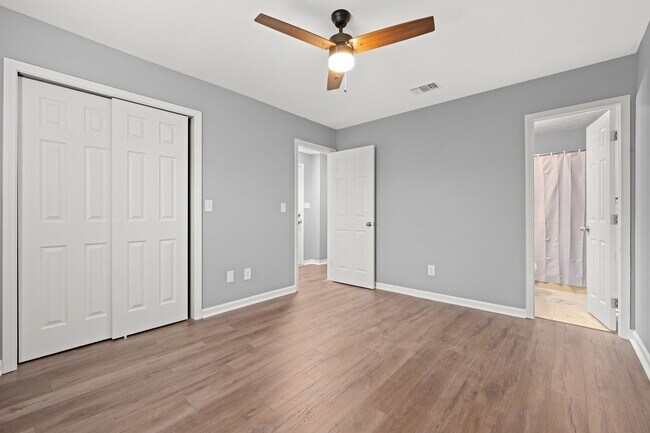 Building Photo - Charming 3Bed/2Ba Duplex Unit Convenient t...