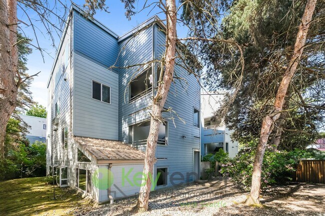 Building Photo - Comfort and Style in the Heart of Seattle