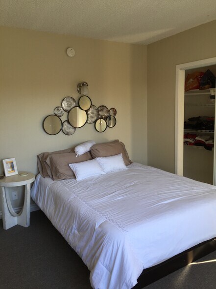 Building Photo - 637 Flower Ave