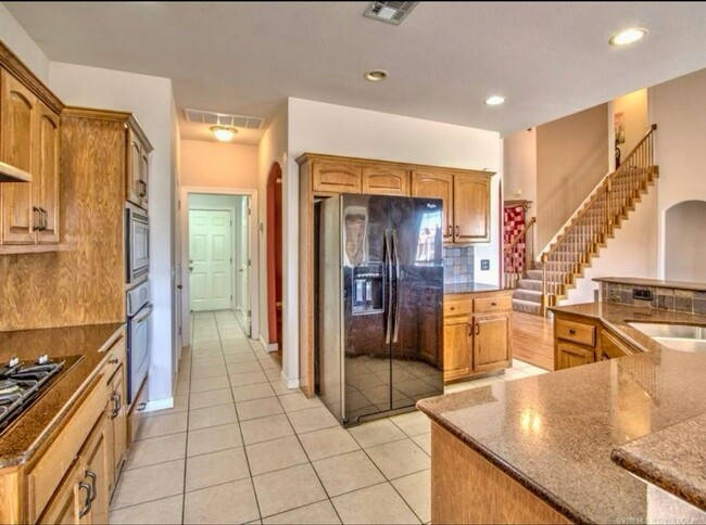 Building Photo - Stunning 3 bedroom, 3 bathroom Home in Des...