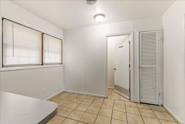 Building Photo - 109 S Chapel Dr