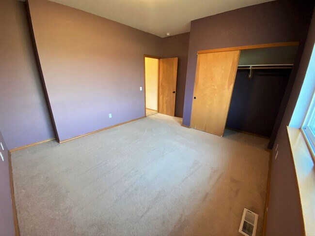 Building Photo - Large 3 Bed Home with Office, Fenced Yard,...