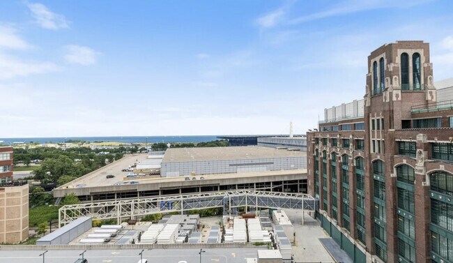 Building Photo - 320 E 21st St