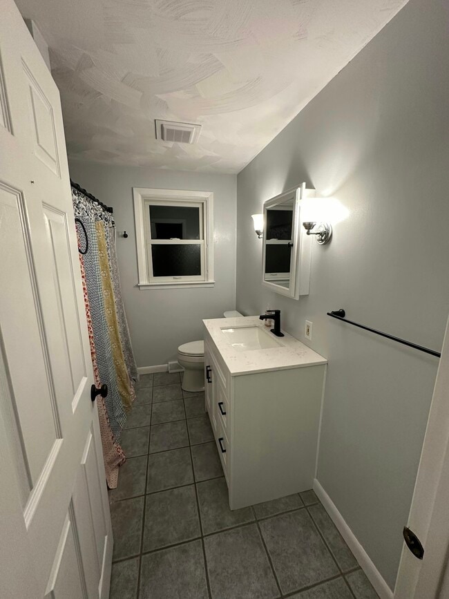 Building Photo - 84 Neptune St