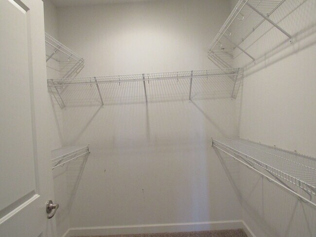 Building Photo - 405 E Palace Row