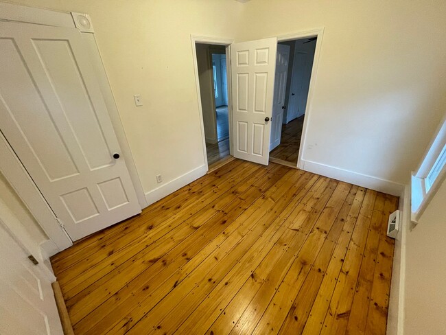 Building Photo - Spacious 3 Bedroom Unit