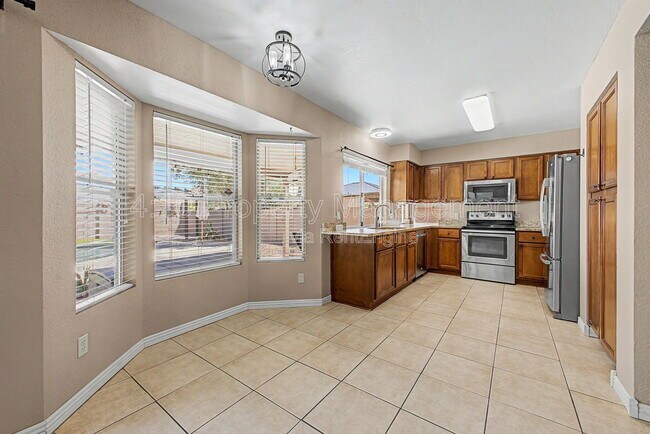 Building Photo - 3236 E Hiddenview Dr