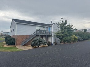 Building Photo - One level 2 Bedroom Apartment