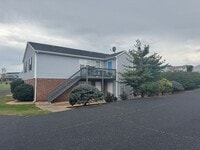 Building Photo - One level 2 Bedroom Apartment