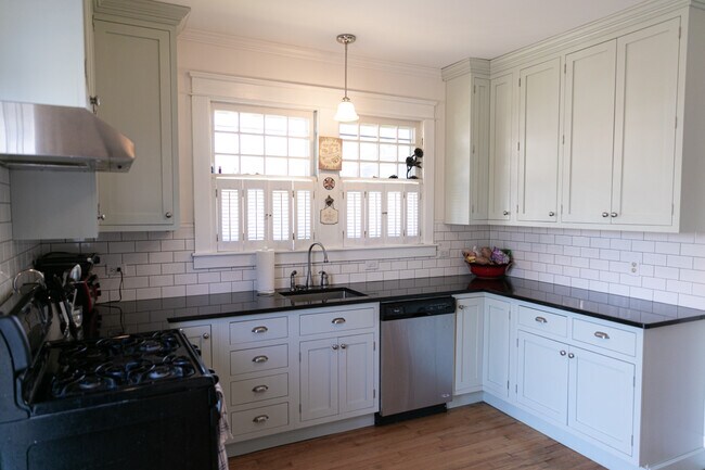 Building Photo - 881 Chester Rd