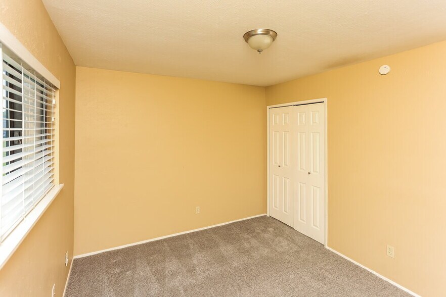 Building Photo - 515 Nora Ln