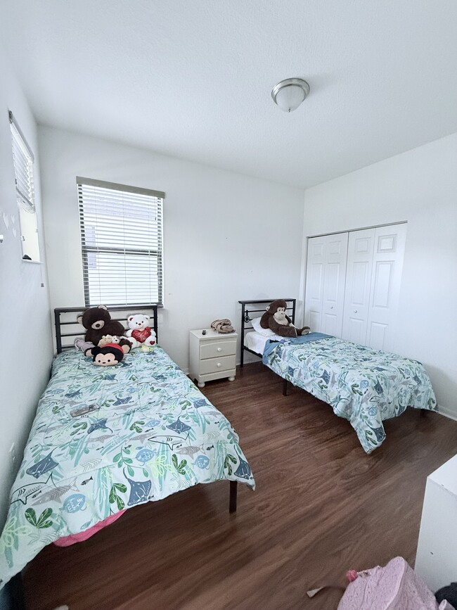Building Photo - 5465 Soria Ave