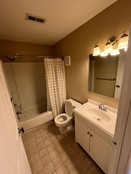 Building Photo - 216 Hickory Ct