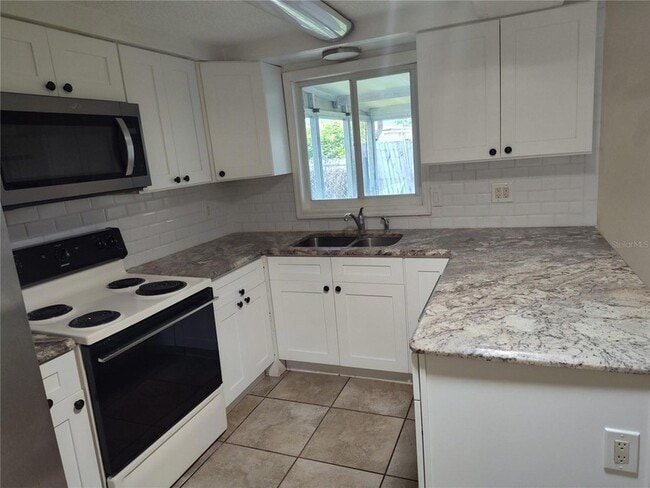 Building Photo - 2333 Roselawn Dr
