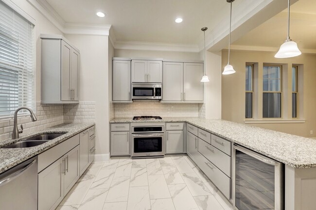 Building Photo - 726 N Shepherd Dr