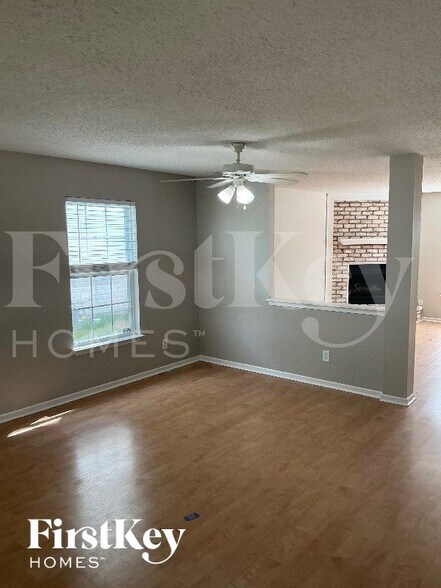 Building Photo - 8636 Aylesworth Dr