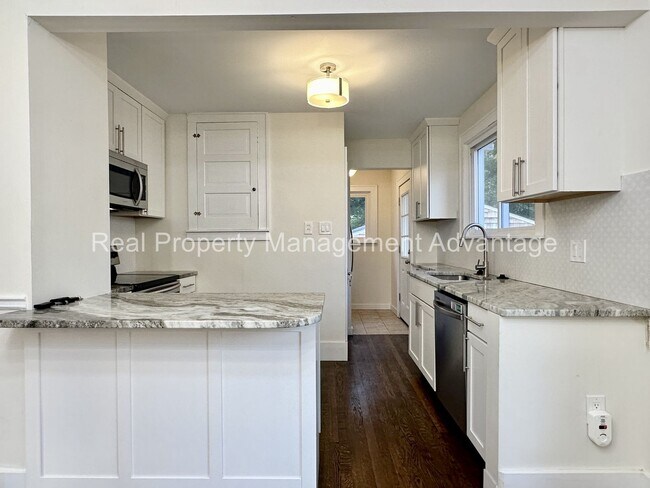Building Photo - 310 W Hazelhurst St