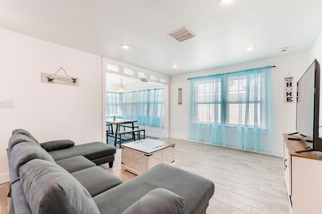 Building Photo - Fully Renovated Beachside Beauty – Walk to the Sand