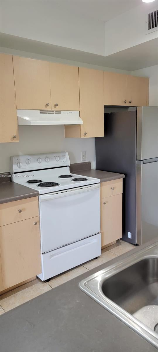 Building Photo - 2452 Centergate Dr