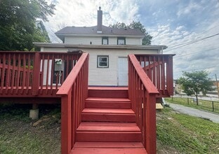Building Photo - 3 Bedroom 2 Bath House in Moline with a Bo...