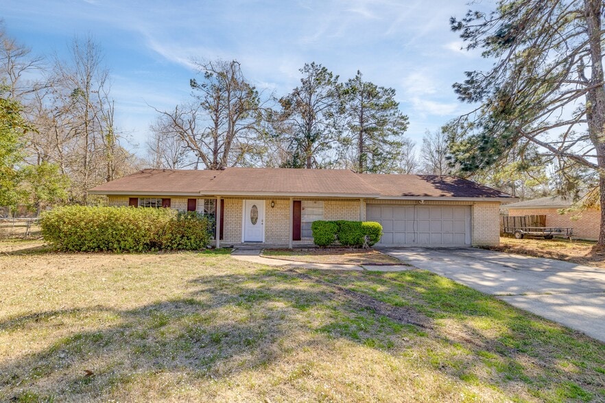 Building Photo - 32 Forest Dr