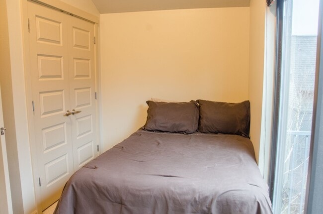 Building Photo - 2Bd/1.5Ba Seattle Townhouse