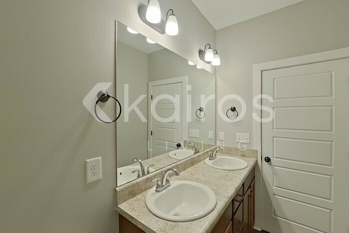 Building Photo - 295 Elm Way