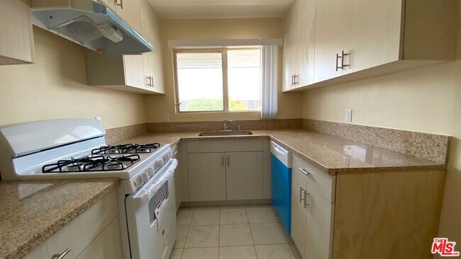 Building Photo - 443 S Wilton Pl