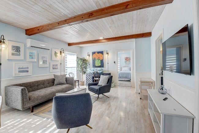 Building Photo - 212 SW 1st Ave