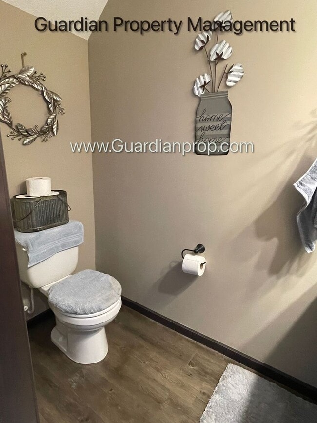 Building Photo - End Unit Town Home, Walk Out Patio, 2 Car ...