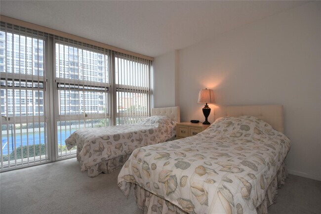 Building Photo - 525 N Ocean Blvd