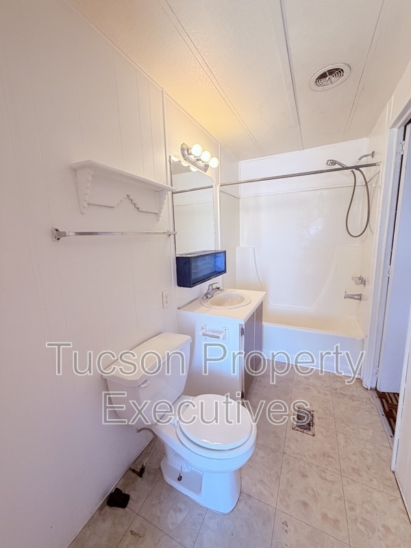 Building Photo - 4580 E Rex St