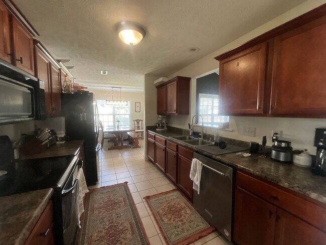 Building Photo - 223 Victory Dr