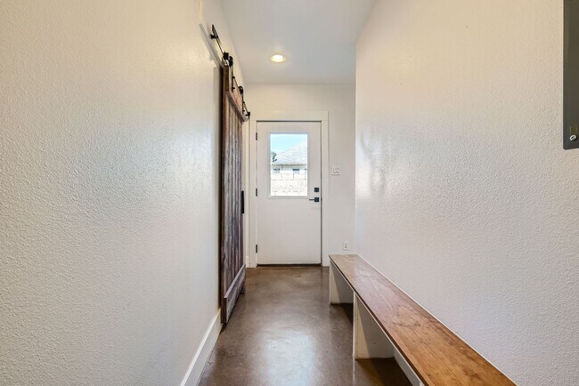 Building Photo - Home with Guest Suite