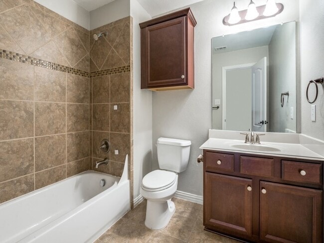 Building Photo - 3250 Woodbine Tr