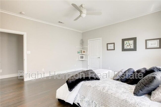 Building Photo - 1821 W 10th St