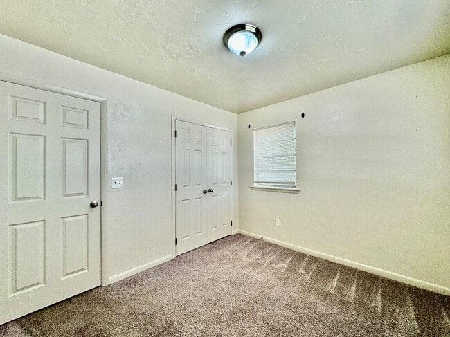 Building Photo - 528 N Baumann Ave