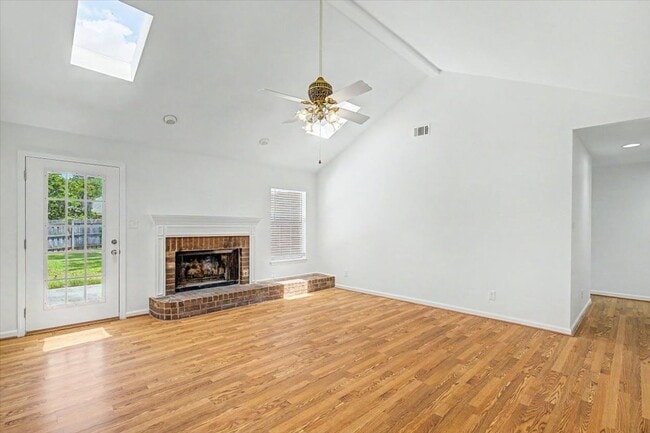 Building Photo - 4 Bed/2 Bath Updated Home in Richmond Heights