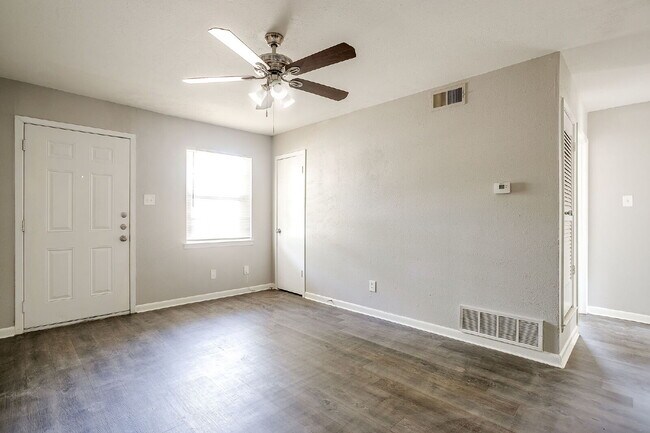 Building Photo - Cozy 2-Bed Duplex Available for Immediate ...