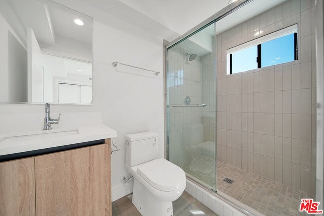 Building Photo - 408 1/2 N Kenmore Ave