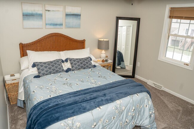 Building Photo - Charming 3 Bedroom, 1.5 Bath Townhome - EL...