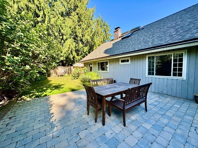 Building Photo - Mid-Century Gem near Meadowbrook Park!