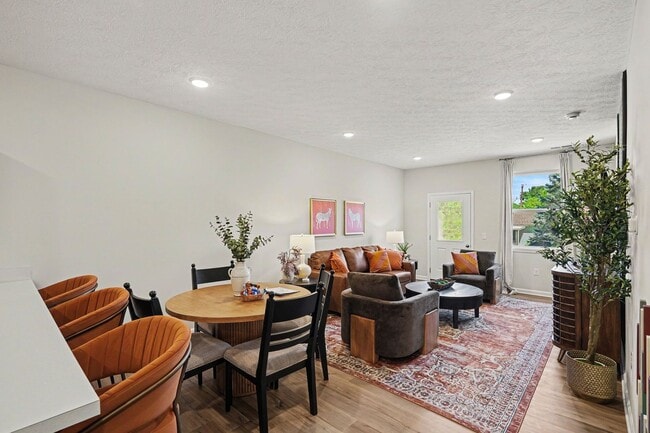 Building Photo - Spacious New 2BR/2BA Duplex Outside Of Cincinnati